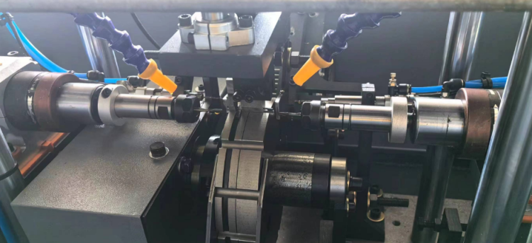 新增兩臺(tái)自動(dòng)化的攻牙設(shè)備：雙伺服和轉(zhuǎn)盤自動(dòng)攻牙機(jī)